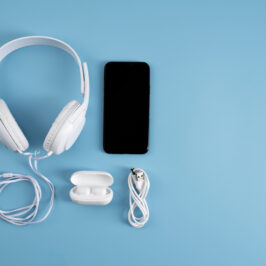 headset, cabo usb. fone de ouvido sem fio e celular ideias para loja de acessórios para celular