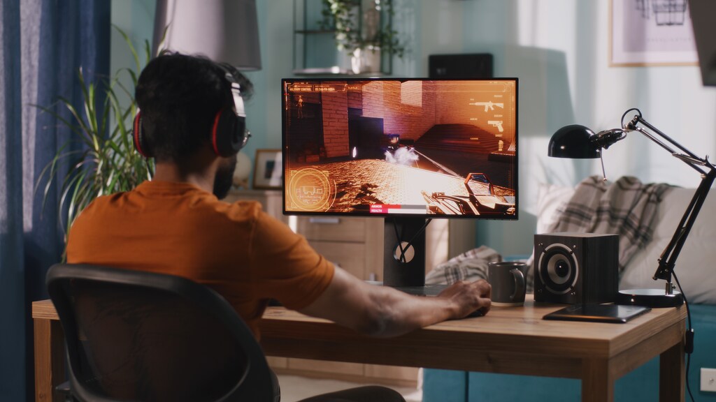 jogador profissional de fps jogando em seu monitor gamer
